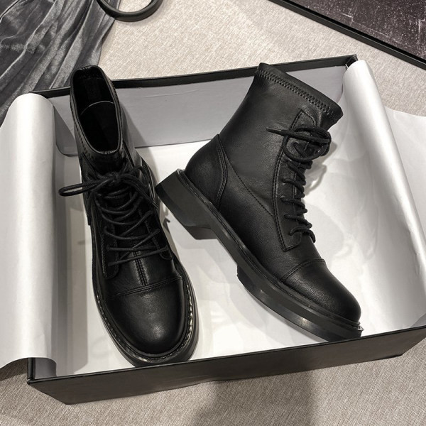 Fekete színű, fűzős női csizma