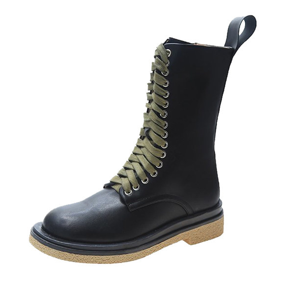 Modern női bőrcsizma fűzővel és lapos talppal