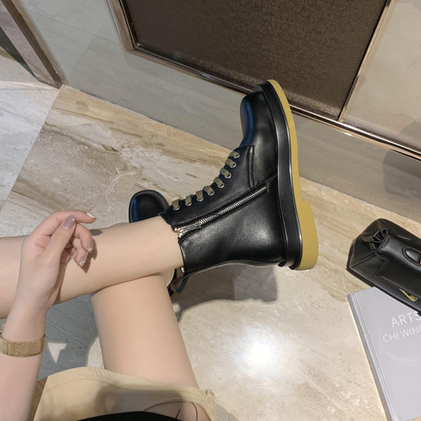 Modern női bőrcsizma fűzővel és lapos talppal