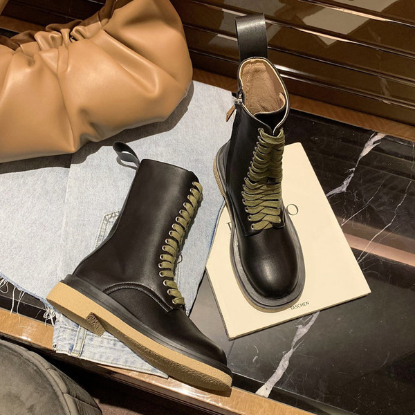 Modern női bőrcsizma fűzővel és lapos talppal