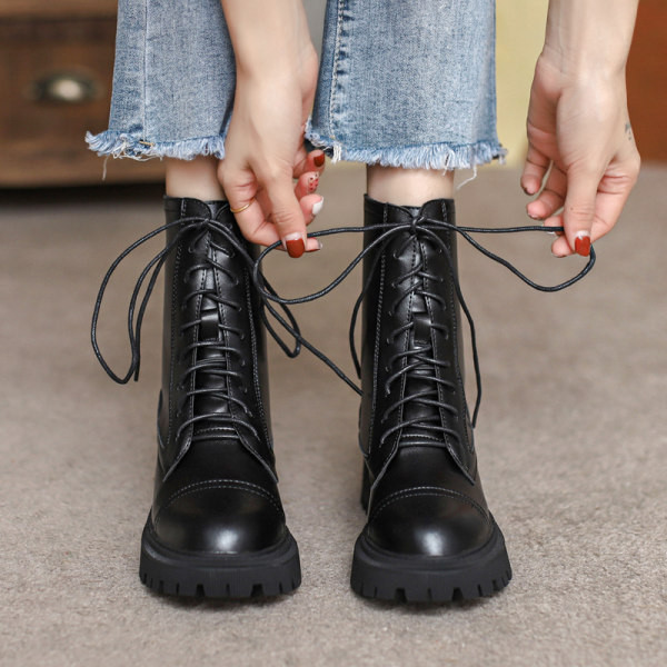 Alkalmi női bőrcsizma fűzővel