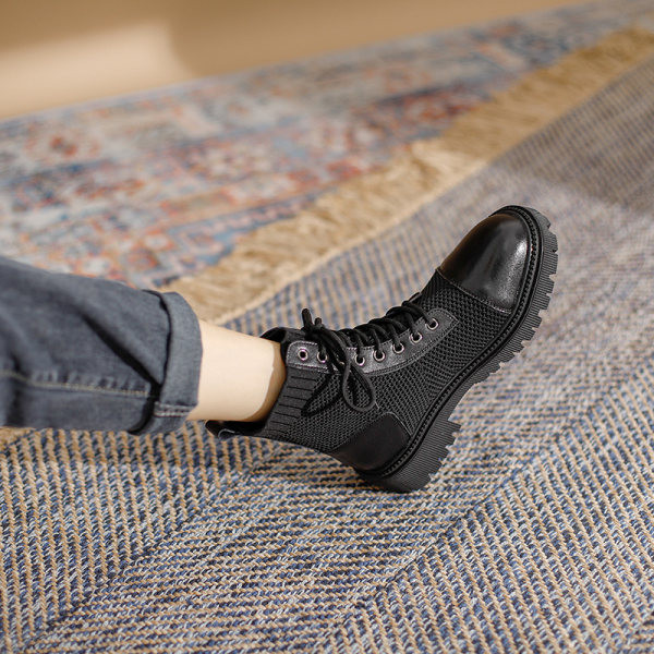 Új női csizma modell fűzővel és hálóval