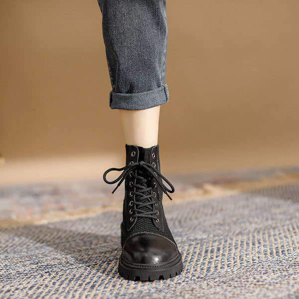 Új női csizma modell fűzővel és hálóval