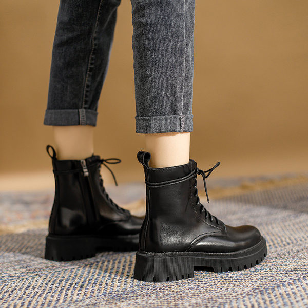 Alkalmi női fekete csizma durva talppal - fekete színű