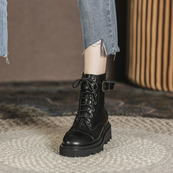 Női bőrcsizma új modellje csatos-fekete színben