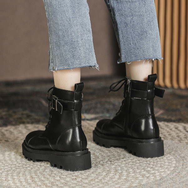 Női bőrcsizma új modellje csatos-fekete színben