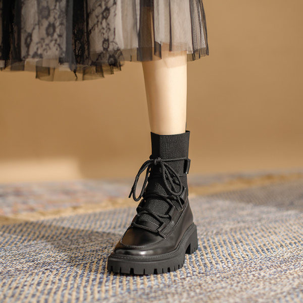 Fekete színű fűzős, lapos talpú női csizma