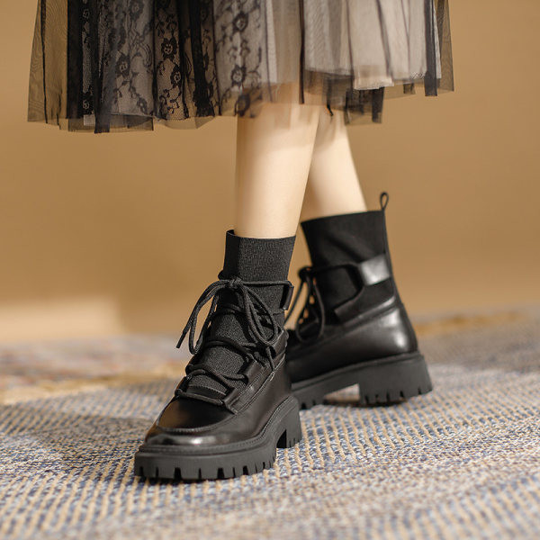 Fekete színű fűzős, lapos talpú női csizma