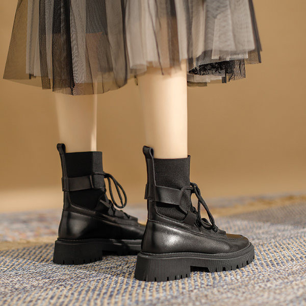 Fekete színű fűzős, lapos talpú női csizma