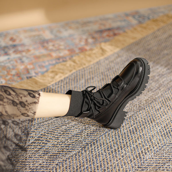 Fekete színű fűzős, lapos talpú női csizma