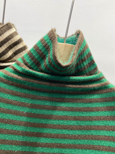 Női csíkos pulóver pólógallérral