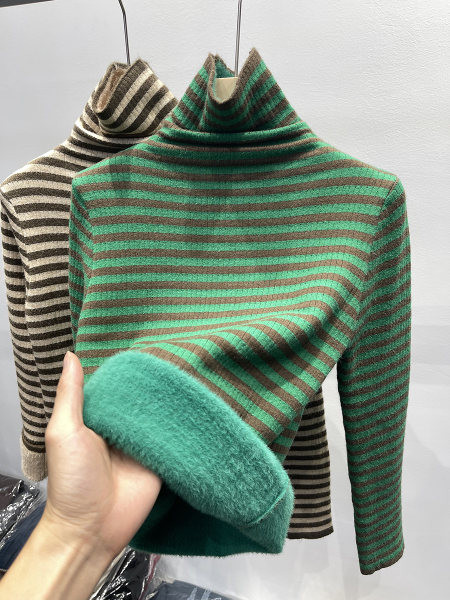 Női csíkos pulóver pólógallérral