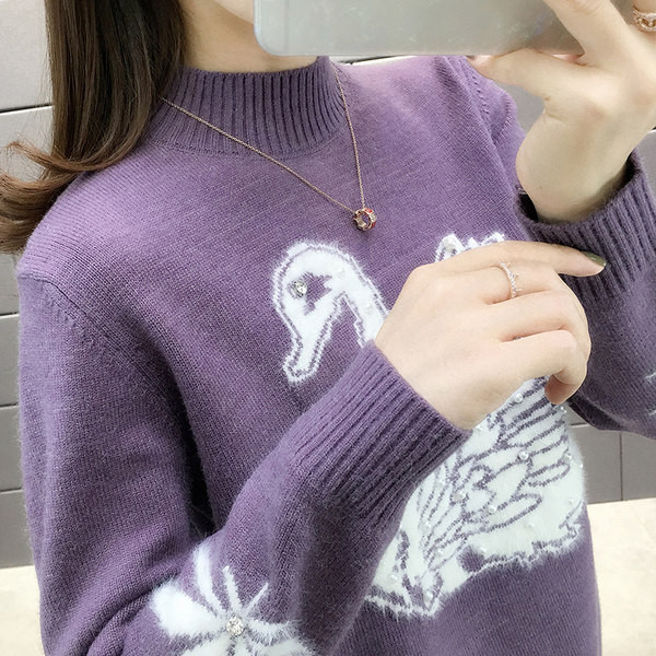 Női pulóver rátéttel és gyöngyökkel