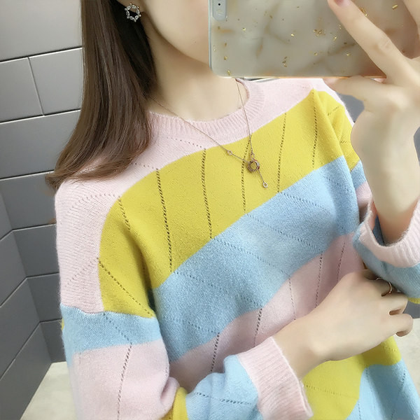 Széles modell női pulóver ovális nyakkivágással