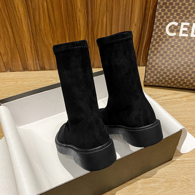 Lekerekített női csizma fekete színben