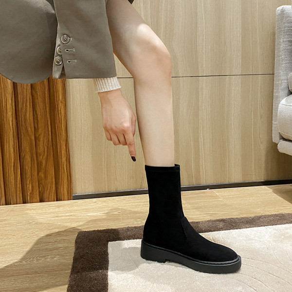 Lekerekített női csizma fekete színben