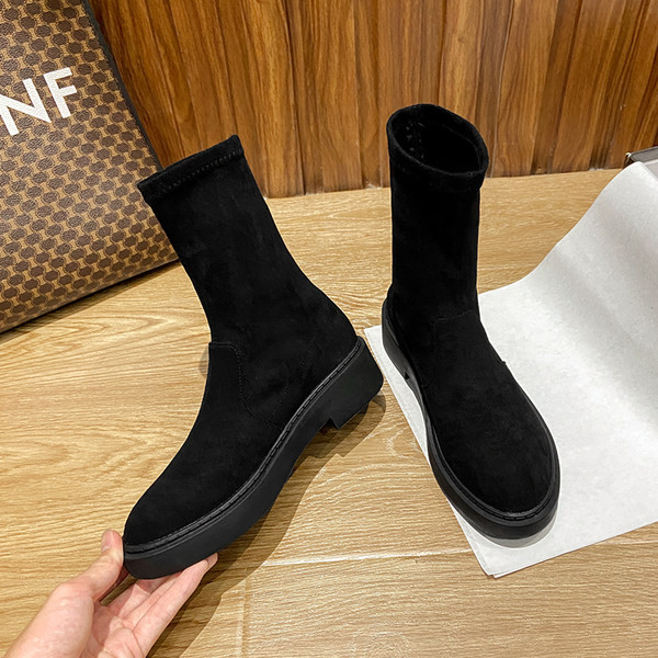 Lekerekített női csizma fekete színben