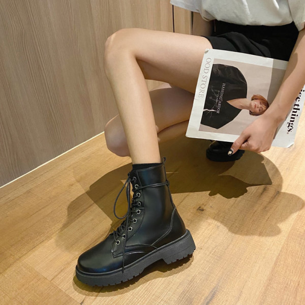 Női alkalmi bőrcsizma fűzős - fekete színben