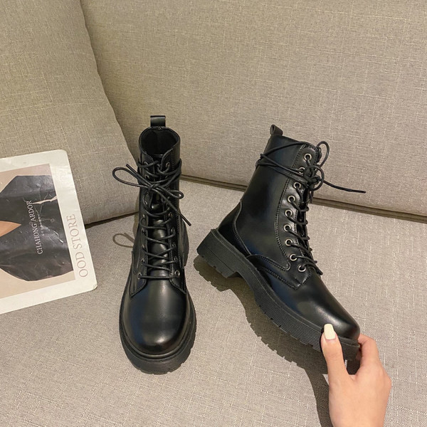 Női alkalmi bőrcsizma fűzős - fekete színben