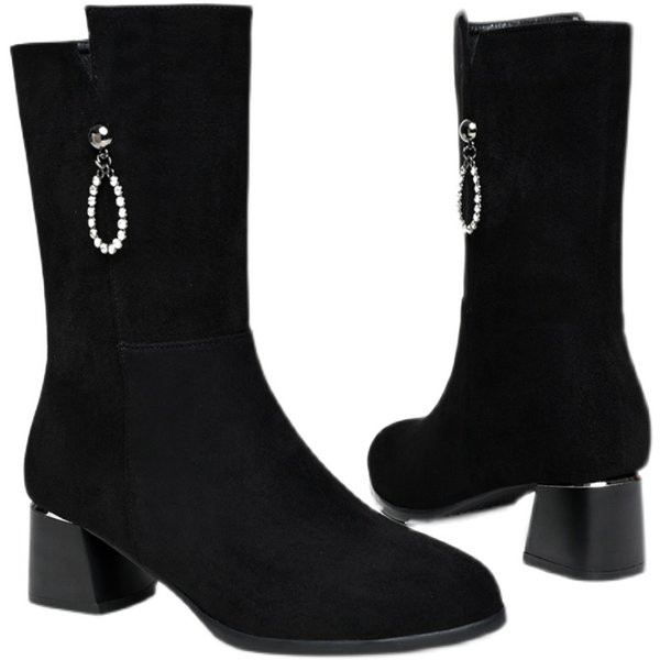 Modern női csizma fém medállal fekete színben