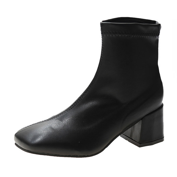 Női bőrcsizma alacsony sarkú fekete-fehér színben