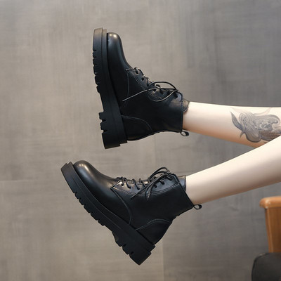 Női bőrcsizma lekerekített fűzővel