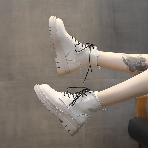 Női bőrcsizma lekerekített fűzővel