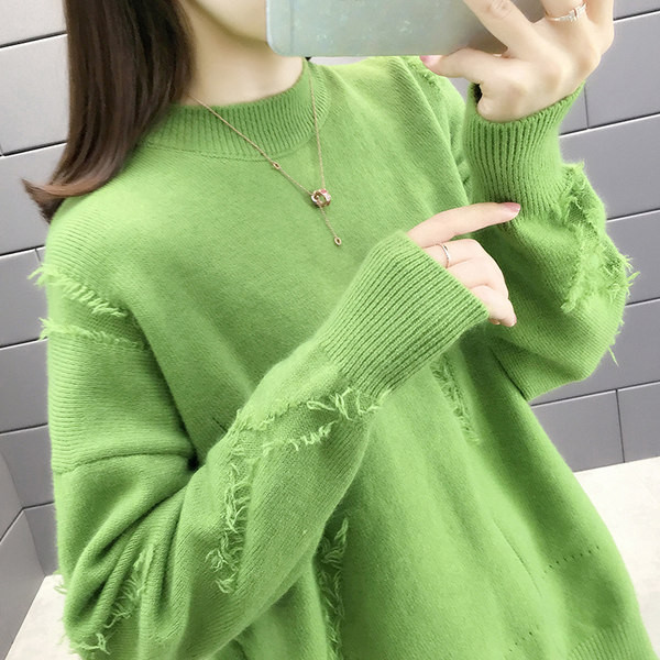 Női pulóver ovális nyakkivágással és rojtokkal