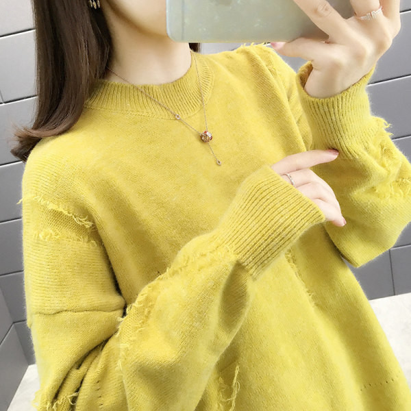 Női pulóver ovális nyakkivágással és rojtokkal