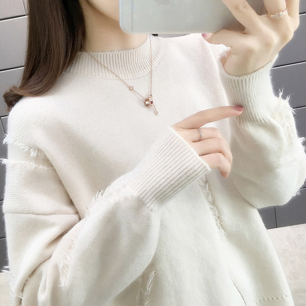 Női pulóver ovális nyakkivágással és rojtokkal