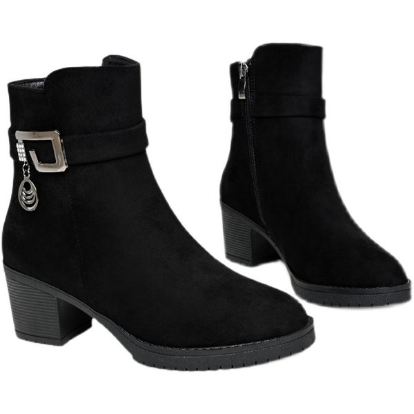 Alkalmi női csizma öko velúrból, fém díszítéssel