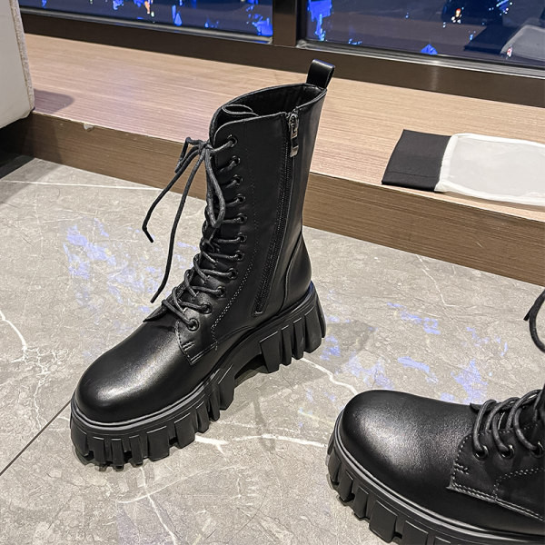 Női bőrcsizma fűzővel és oldalsó cipzárral