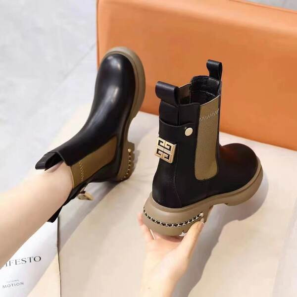 Női bőrcsizma új modellje fekete színben