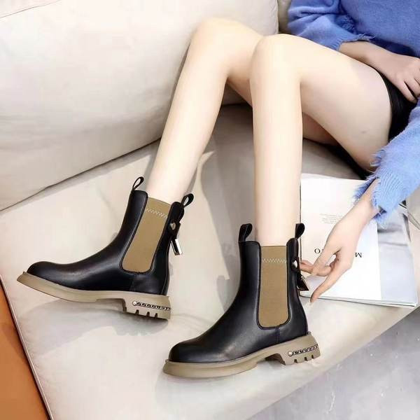 Női bőrcsizma új modellje fekete színben