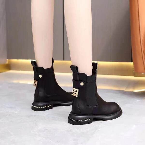 Női bőrcsizma új modellje fekete színben