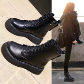 Női csizma magas talpú fűzővel, cipzárral