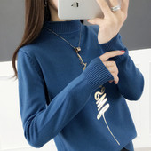 Alkalmi női pulóver magas gallérral és felirattal