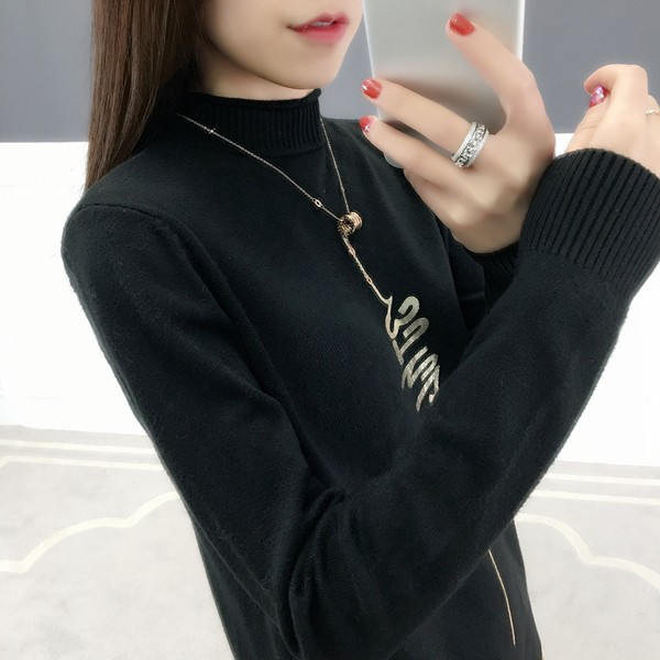 Alkalmi női pulóver magas gallérral és felirattal