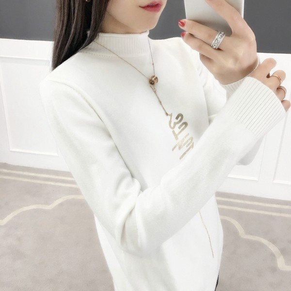 Alkalmi női pulóver magas gallérral és felirattal