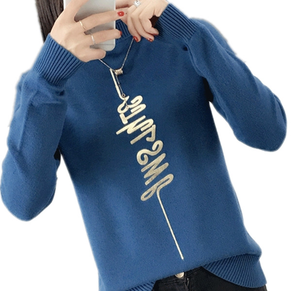 Alkalmi női pulóver magas gallérral és felirattal