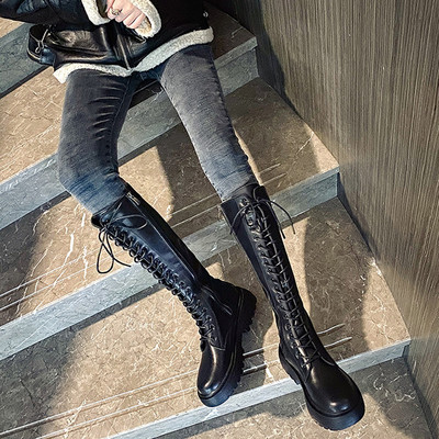 Öko bőrből készült női csizma fűzővel, durva talppal