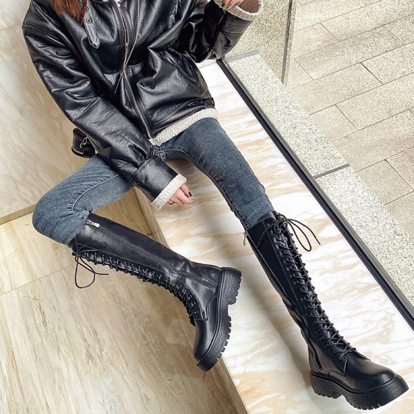 Öko bőrből készült női csizma fűzővel, durva talppal