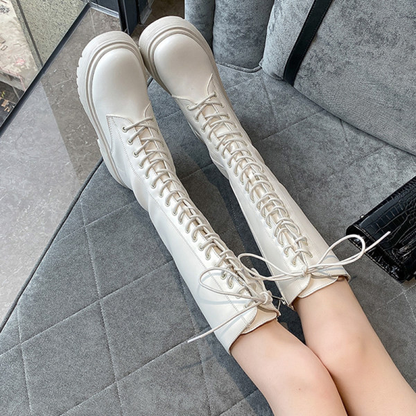 Öko bőrből készült női csizma fűzővel, durva talppal