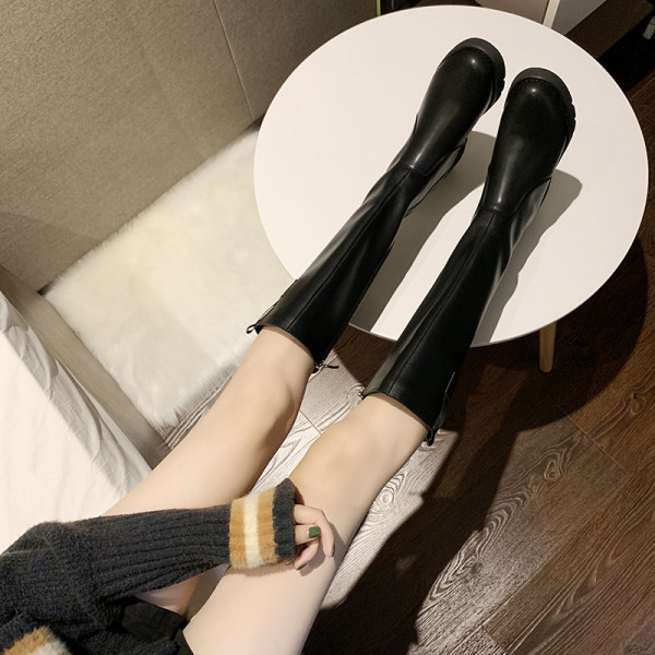 Női bőrcsizma cipzárral - fekete színű