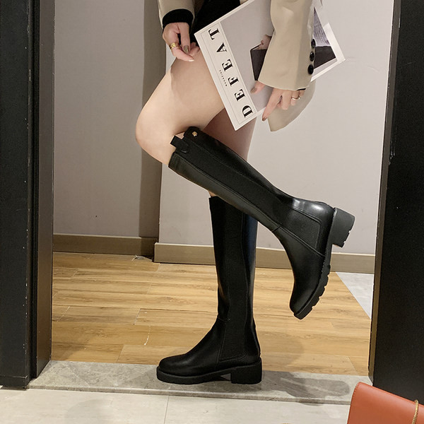 Női csizma fekete színben - műbőr