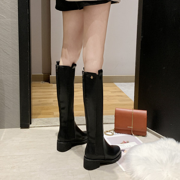 Női csizma fekete színben - műbőr