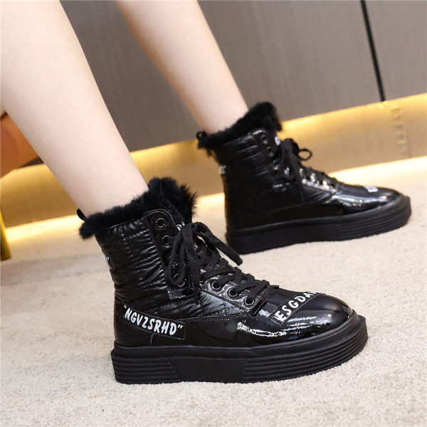 Modern női csizma lapos talppal és meleg béléssel