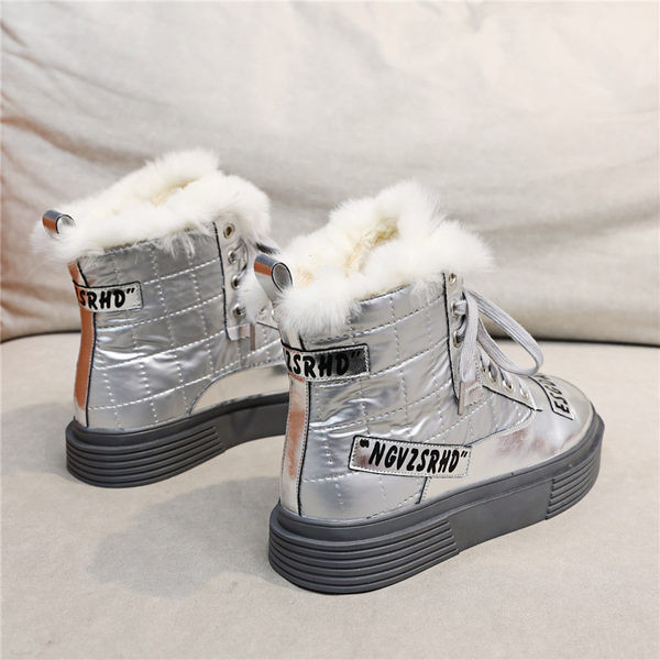 Modern női csizma lapos talppal és meleg béléssel