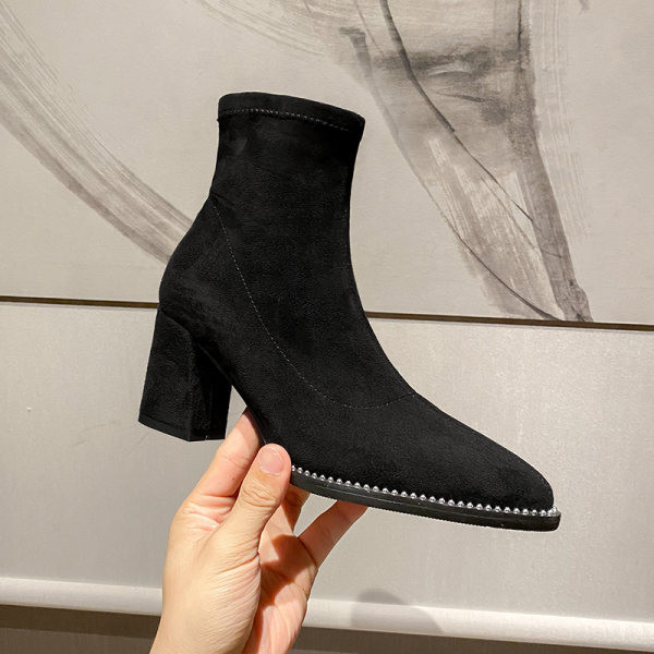 Modern női csizma eco velúrból, vastag sarkú