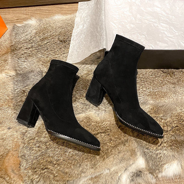 Modern női csizma eco velúrból, vastag sarkú